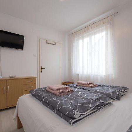 Apartments Lovorik คิร์ก ภายนอก รูปภาพ